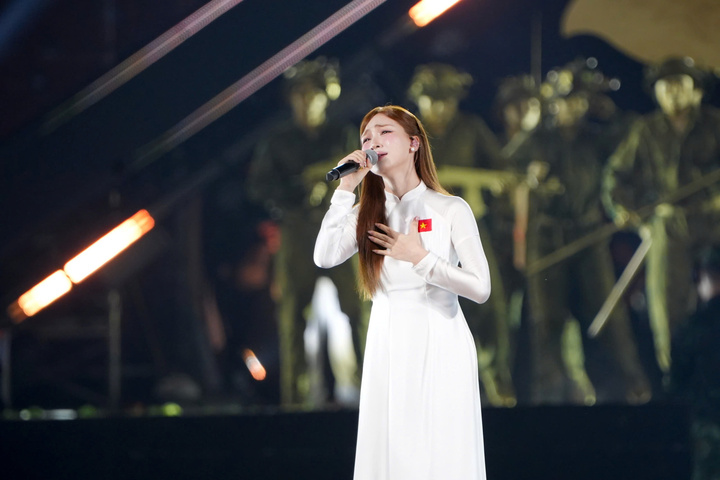 Ca sĩ Hoà Minzy.