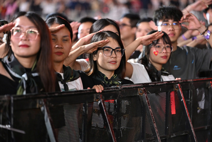 Khán giả giơ tay chào điều lệnh.