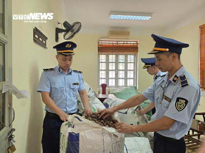 Lực lượng Quản lý thị trường kiểm tra hàng hóa. (Ảnh: KL)