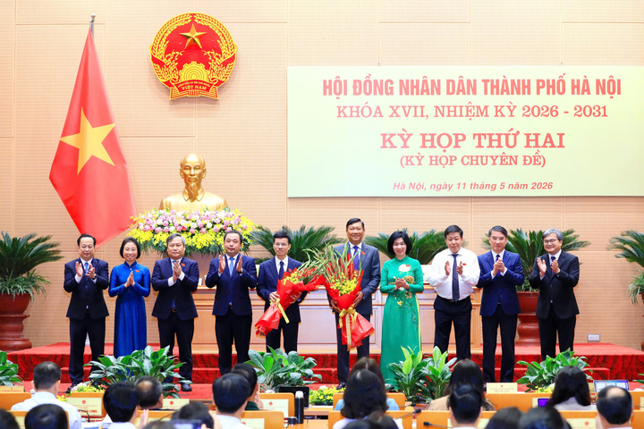 Lãnh đạo thành phố tặng hoa chúc mừng ông Đỗ Anh Tuấn và Bùi Duy Cường được bầu làm Phó Chủ tịch UBND TP Hà Nội.