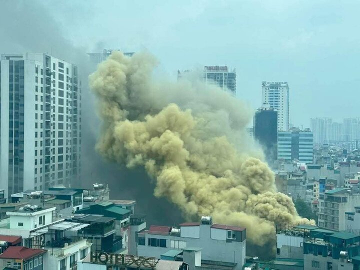 Khói bốc lên ngùn ngụt từ đám cháy.