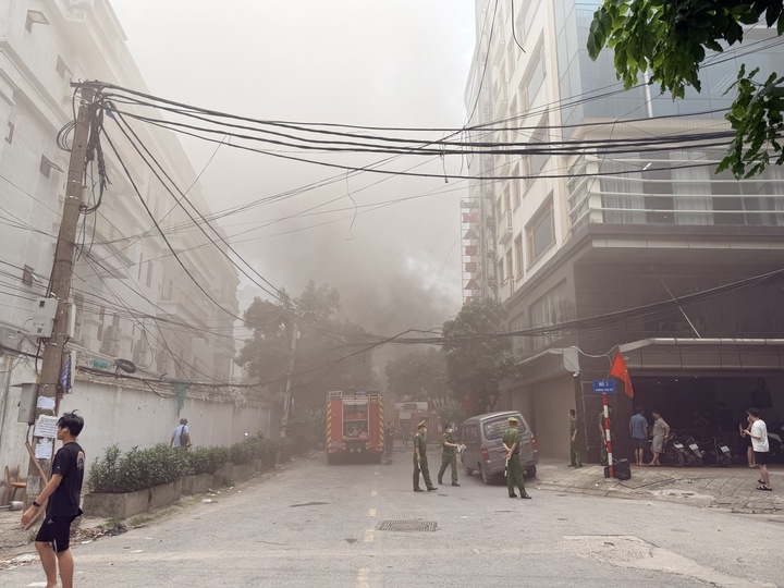 Gần 10 xe chữa cháy cùng nhiều cán bộ, chiến sĩ được điều động đến hiện trường khống chế hỏa hoạn.