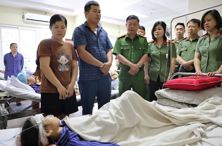 Lãnh đạo Công an tỉnh Lạng Sơn thăm hỏi, động viên sức khỏe cháu D.