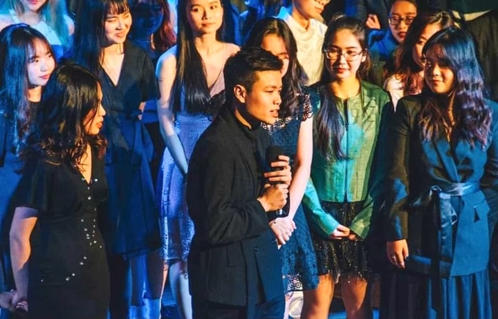 Công Minh vai trò đạo diễn chương trình "LSE Vietnamese Show" tại Học Viện Kinh tế và Khoa học Chính trị London, Anh.