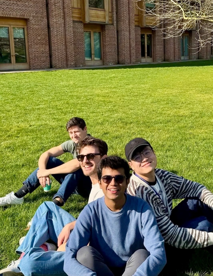 Công Minh (đội mũ) và các bạn theo học thạc sĩ tại Đại học Cambridge.