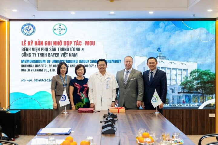 GS.TS Nguyễn Duy Ánh, Giám đốc Bệnh viện Phụ sản Trung ương (thứ ba từ trái qua) và ông James Alexander, Giám đốc Nhánh Dược phẩm tại Bayer Việt Nam (thứ tư từ trái qua), ông Thai Peng Mak, Giám đốc Nhánh Chăm sóc sức khỏe Người tiêu dùng (bìa phải) cùng đại diện hai bên đơn vị.