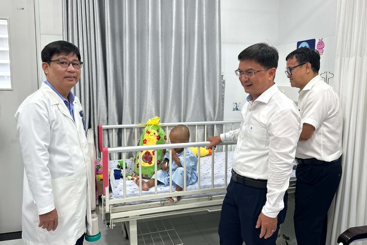 Đo&agrave;n c&ocirc;ng t&aacute;c thăm hỏi b&eacute; trai bị bạo h&agrave;nh.