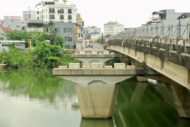 Gói thầu thuộc Chương trình phát triển các đô thị loại II (đô thị xanh) TP Huế. Chương trình đầu tư này tại Huế có tổng mức đầu tư hơn 2.200 tỷ đồng từ nguồn vốn vay nước ngoài và vốn đối ứng địa phương. Riêng gói thầu số 28 có giá trị hơn 114,1 tỷ đồng, dự kiến hoàn thành vào tháng 6/2024, nhưng đến nay vẫn chưa thể về đích dù được gia hạn nhiều lần.