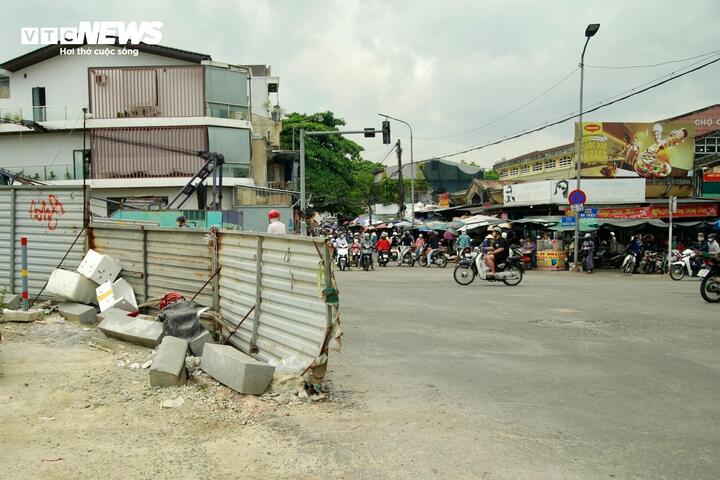 Ngày 13/4, Ban Quản lý dự án quyết định chấm dứt hợp đồng thi công gói thầu 28 (HU-CW07) đối với Công ty CP 479 Hòa Bình. Trong thời gian chờ cơ quan chức năng đưa ra phương án xử lý, dự án nâng cấp, mở rộng cây cầu huyết mạch này tiếp tục "đứng bánh", vào các giờ cao điểm thường xuyên xảy ra ách tắc giao thông.