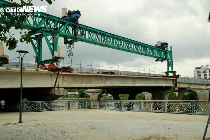 Ghi nhận của PV Báo Điện tử VTC News, phần mở rộng cầu Vỹ Dạ qua sông Như Ý hoàn thành một vài hạng mục kết cấu như trụ cầu, một số dầm bê tông, nhưng chưa hoàn thiện mặt cầu...