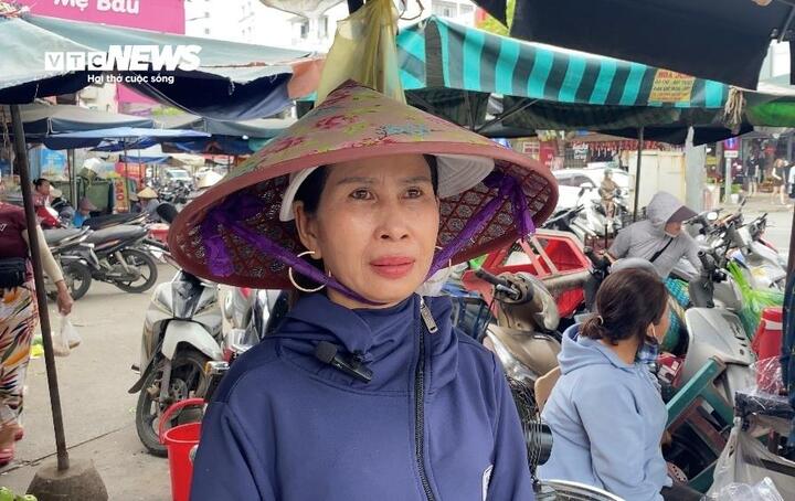 Bà Lê Thị Hương, 54 tuổi ( trú phường Vỹ Dạ, TP Huế) bày tỏ: "Tiến độ cầu Vỹ Dạ làm rất chậm, thường xuyên vắng bóng công nhân nên công trường, máy móc ngổn ngang tiềm ẩn nguy hiểm tai nạn giao thông. Tôi mong rằng, công trình sớm được đẩy nhanh tiến độ và hoàn thiện để phục vụ đời sống, đảm bảo an toàn cho bà con khi lưu thông qua khu vực này".
