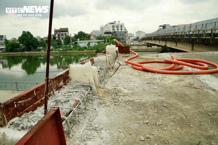 Theo chủ đầu tư, Công ty CP 479 Hòa Bình không chứng minh được khả năng tiếp tục thực hiện gói thầu, khiến công trình dang dở kéo dài, ảnh hưởng mỹ quan đô thị và đời sống người dân khu vực.