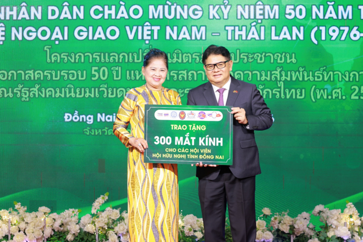 Ông Montri Suwanposri, Phó Chủ tịch C.P. Việt Nam, trao tặng mắt kính cho hội viên Hội Hữu nghị Việt Nam - Thái Lan tỉnh Đồng Nai. (Ảnh: C.P)