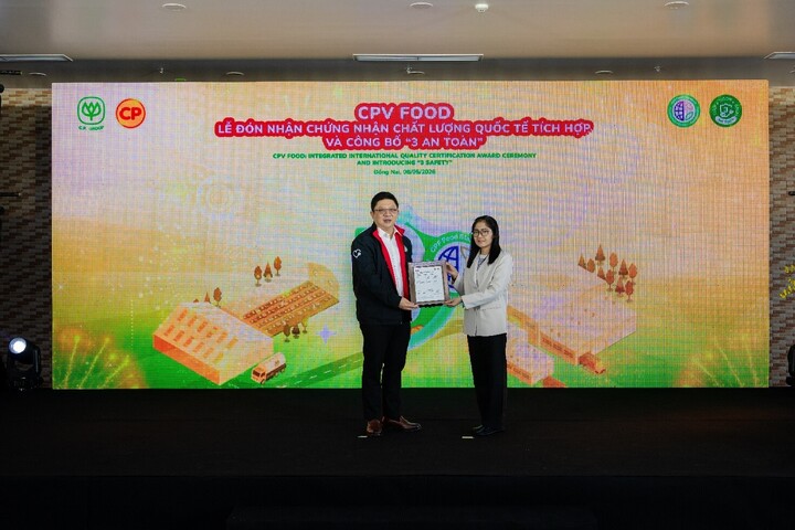 Đại diện BSI Thái Lan trao Chứng nhận Chất lượng quốc tế tích hợp CPF Food Standard PS 7818:2023 cho CPV Food.
