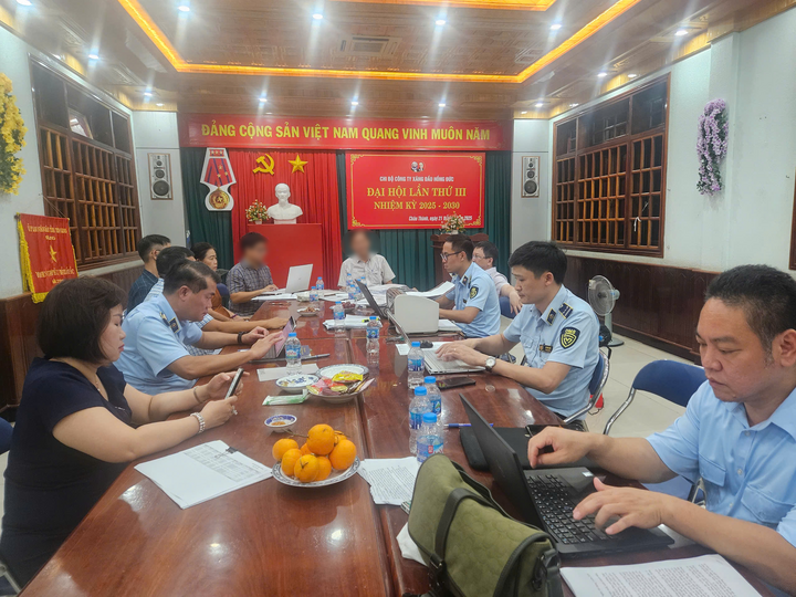 Đoàn công tác của Cục TTTN làm việc với đại diện Công ty TNHH xăng dầu Hồng Đức tại xã Kim Sơn, tỉnh Đồng Tháp. (Ảnh: Cục Quản lý và Phát triển thị trường trong nước).