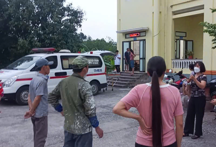 Các nạn nhân được đưa đi cấp cứu tại bệnh viện. (Ảnh: Bùi Nội)