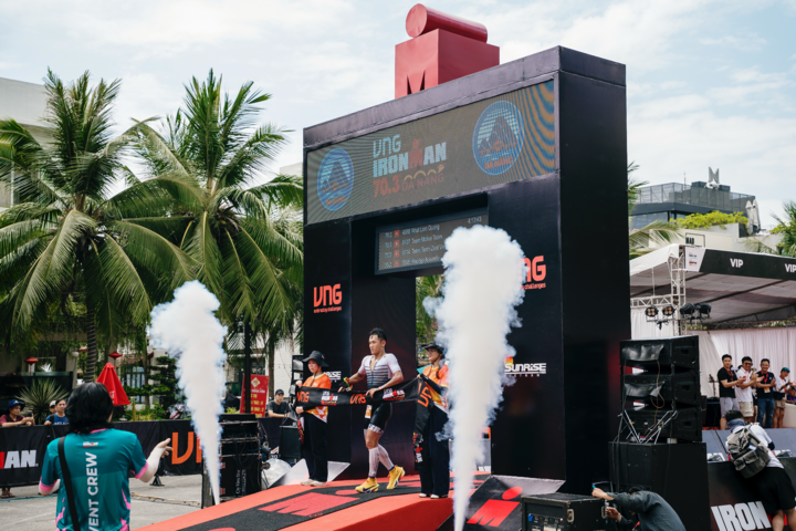 Khoảnh khắc lịch sử khi Lâm Quang Nhật hoàn thành IRONMAN 70.3 đạt cột mốc 4h13 phút.