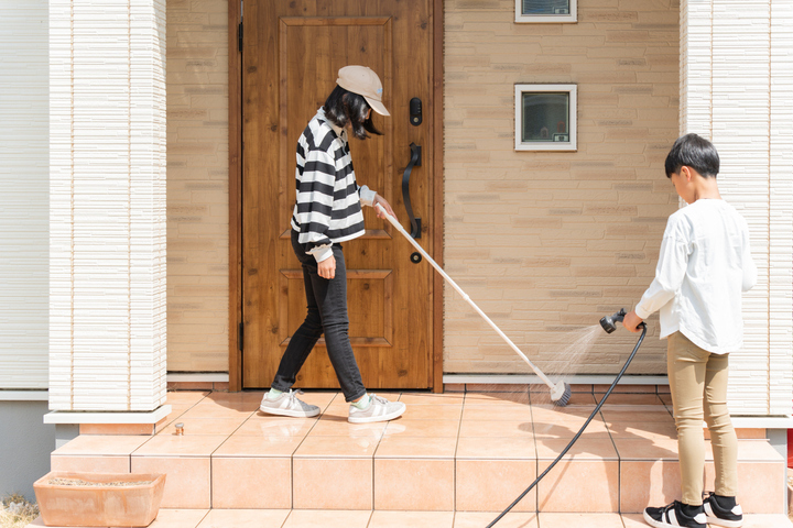 Dọn dẹp nhà cửa là cách kết nối gia đình, làm mới bản thân. (Ảnh: iSTock)