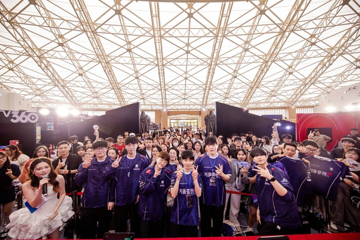 Các sự kiện fan meeting bên lề trận đấu thu hút sự quan tâm lớn của người hâm mộ esports Việt Nam.