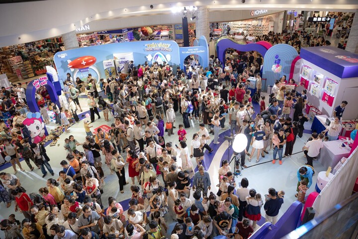 Hàng trăm em bé cùng gia đình phủ kín không gian “Ngày hội thôi nôi” tại AEON Mall Celadon Tân Phú cuối tuần qua.