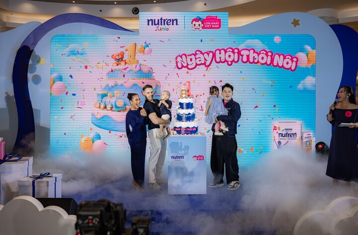 Loạt hot mom và KOLs đưa con tham gia trải nghiệm xuyên suốt ngày hội.