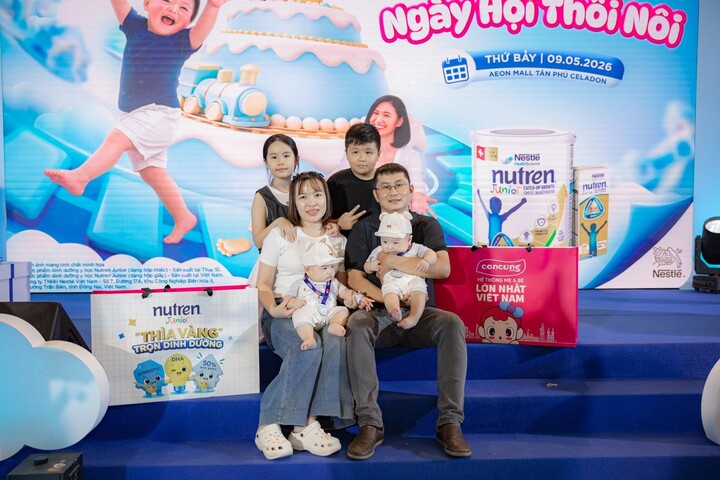 Vợ chồng chị Dương Thị Liên và 4 em bé cùng đến tham gia và chụp ảnh sau khi rinh về nhiều quà “khủng” từ ngày hội.