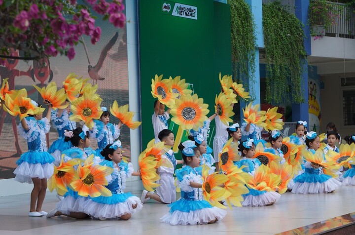 Các em nhỏ trình diễn tiết mục ca nhạc tại Lễ phát động cuộc thi.