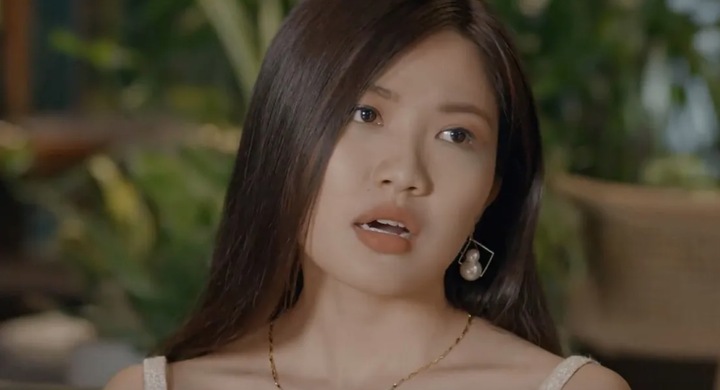 Cũng là mỹ nhân từng vào danh sách "bị ghét" nhất màn ảnh Việt, diễn viên Lương Thanh từng vào vai "tiểu tam" Trà trong "Hoa hồng trên ngực trái". Sở hữu bề ngoài hiền lành, trong sáng song vai diễn của cô vẫn tạo nên nhiều tranh cãi dữ dội.