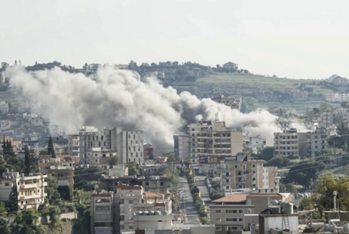 Khói bốc lên từ hiện trường vụ không kích của Israel. (Ảnh: Getty)