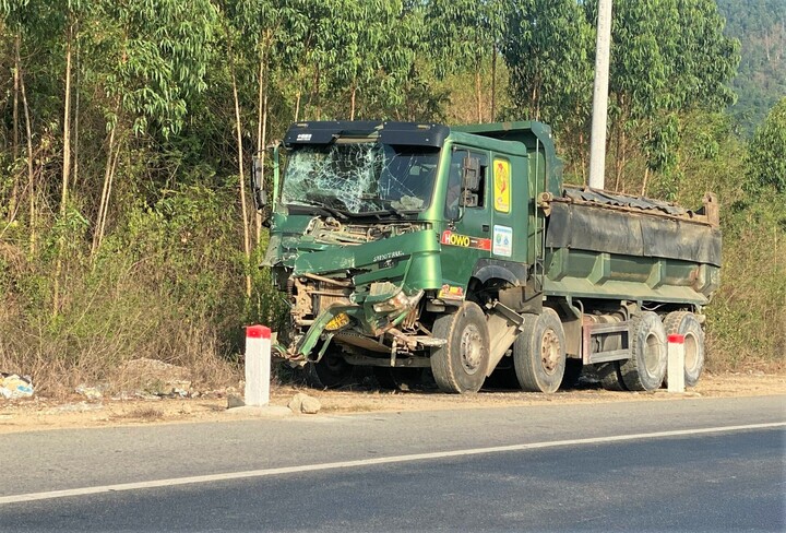 Chiếc xe tải tông xe khách giường nằm tại hiện trường. (Ảnh: Người dân cung cấp)