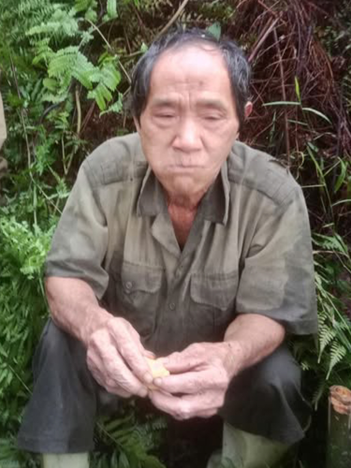 Ông Tá được tìm thấy sau 4 ngày mất tích trong rừng. (Ảnh: T.Q.)