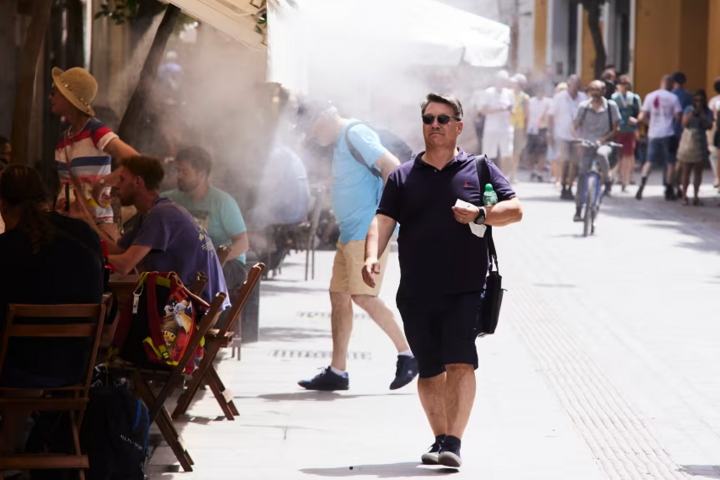 Nhà hàng phun sương làm mát trong một ngày nền nhiệt vượt mức 40°C ở thành phố Seville, Tây Ban Nha. (Ảnh: Getty Images)