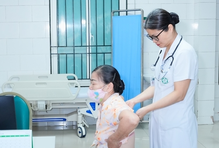 PGS.TS Phạm Cẩm Phương, Giám đốc Trung tâm Y học hạt nhân và ung bướu, Bệnh viện Bạch Mai khám cho người bệnh.