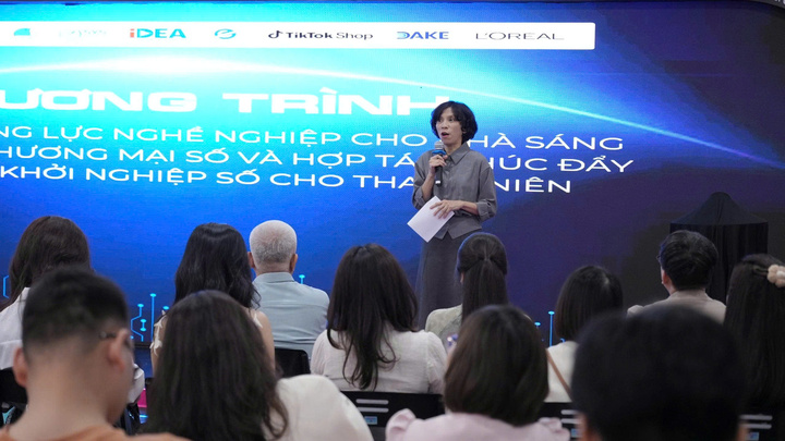 Bà Lại Việt Anh, Phó Cục trưởng Cục Thương mại điện tử và Kinh tế số (Bộ Công thương), phát biểu tại sự kiện.