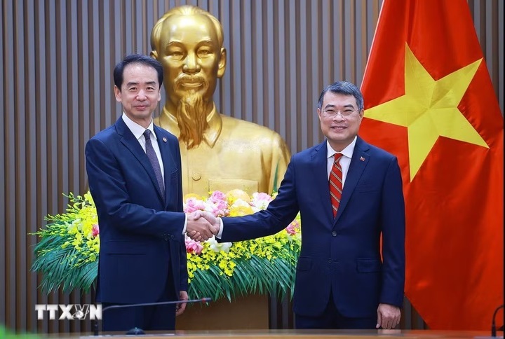Thủ tướng Lê Minh Hưng tiếp ông Hà Vĩ, Đại sứ Trung Quốc tại Việt Nam. (Ảnh: Dương Giang/TTXVN)