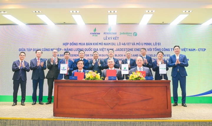 Phó Tổng Giám đốc Petrovietnam Lê Mạnh Cường, Tổng Giám đốc Công ty Jadestone Energy Thomas Mitchell Little, Phó Tổng Giám đốc PV GAS Huỳnh Quang Hải ký kết hợp đồng mua bán khí mỏ Nam Du - U Minh dưới sự chứng kiến của các lãnh đạo tham dự buổi lễ.