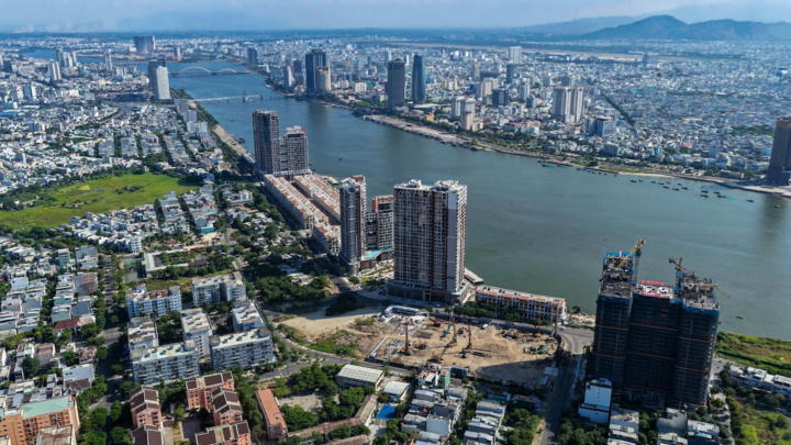 Symphony 5 - tòa tháp căn hộ cuối cùng tại Sun Symphony Residence sở hữu vị trí đắc địa soi bóng bên dòng sông Hàn. (Ảnh: Ánh Dương)