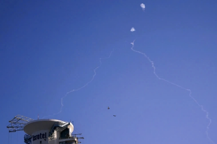 Lá chắn Vòm Sắt của Israel đang hoạt động. (Ảnh: AP)