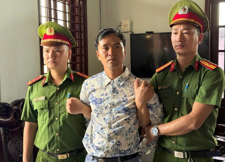 Cán bộ cơ quan điều tra thi hành lệnh bắt với Mai Hoàng.