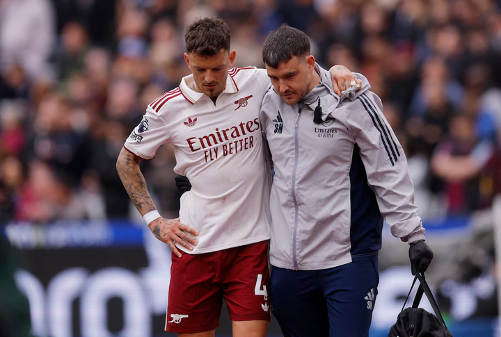 Ben White (trái) rời sân sau pha va chạm với Crysencio Summerville của West Ham. (Nguồn: Reuters)