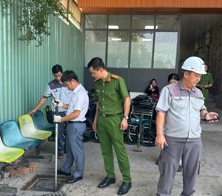 Phòng CSKT Công an TP Cần Thơ phối hợp cơ quan chức năng kiểm tra việc xả thải của Bệnh viện S.I.S.