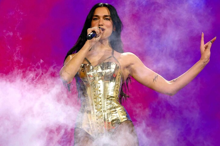 Ca sĩ Dua Lipa trình diễn trên sân khấu. (Nguồn: Getty Images)