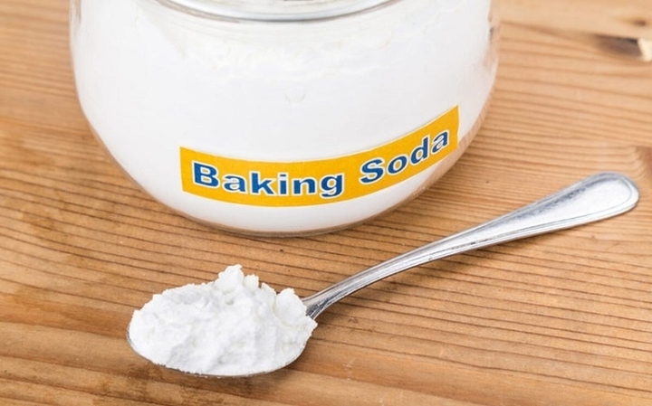 Sử dụng banking soda giúp khử mùi mũ bảo hiểm. (Ảnh: iStock)