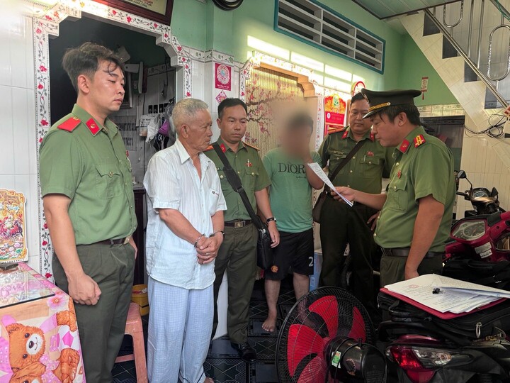 Cơ quan An ninh điều tra Công an tỉnh Đồng Tháp thi hành Quyết định khởi tố và Lệnh bắt bị can để tạm giam.