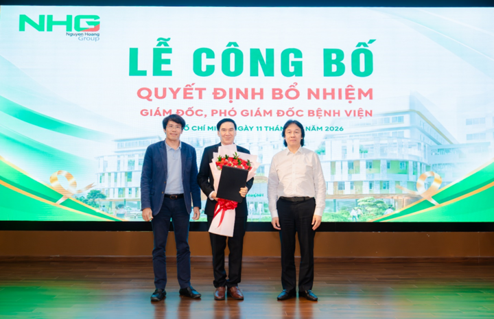 GS.TS.BS.CKII Phạm Văn Lình nhận quyết định bổ nhiệm Giám đốc Bệnh viện Vạn Phúc.