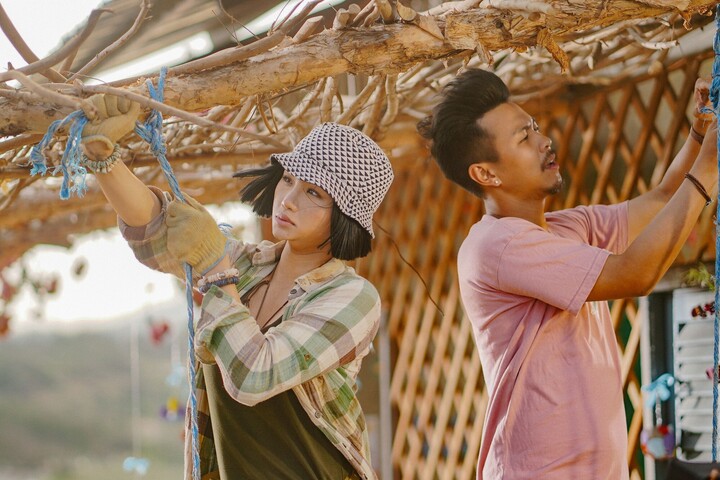 “Công chúa đảo” bụi bặm tên Sâm (Miu Lê thủ vai) và thầy giáo Hoàng (Huyme) tái ngộ sau dự án “Bạn gái tôi là sếp” trước đó
