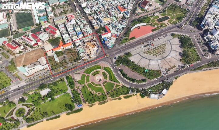 Trước khi có chủ trương thu hồi để phát triển hạ tầng du lịch cao cấp thì khu đất số 1 Ngô Mây có diện tích 8.109,16m² vốn thuộc quyền quản lý của Trung tâm Giáo dục thường xuyên tỉnh.