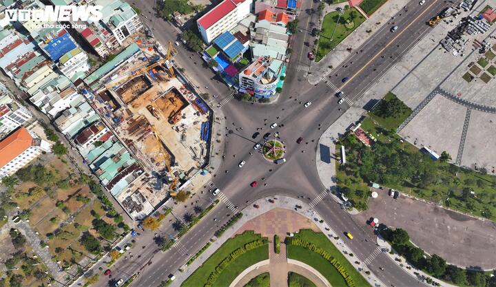 Tuy nhiên, việc thi công dự án Cadia Quy Nhơn trên khu đất tiếp tục chậm tiến độ. Ngày 29/5/2023, ông Phạm Anh Tuấn, Chủ tịch UBND tỉnh Bình Định, có ý kiến kết luận yêu cầu Công ty Phát Đạt xây dựng kế hoạch, tiến độ cụ thể, bố trí nhân lực, vật lực khẩn trương tổ chức thi công, thực hiện dự án đảm bảo tiến độ theo quy định; tuân thủ đúng các tiêu chuẩn, quy chuẩn, quy định của pháp luật.