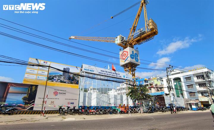 Đến tháng 6/2025, Công ty cổ phần Phát triển Bất động sản Phát Đạt đã chuyển nhượng toàn bộ 94,48% cổ phần tại Công ty CP Đầu tư Bất động sản Ngô Mây cho đối tác mới là Công ty TNHH Đầu tư Quy Nhơn 68. Đồng thời, Công ty Đầu tư Bất động sản Ngô Mây không còn là công ty con của Công ty Phát Đạt.