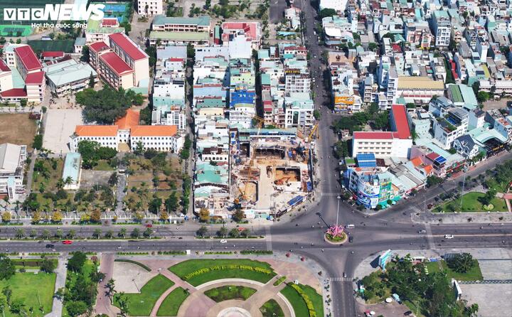 Đến cuối năm 2016, khu đất được UBND tỉnh Bình Định phê duyệt Dự án Trung tâm thương mại dịch vụ khách sạn và căn hộ cao cấp (Hoa Sen Tower) do Công ty cổ phần Hoa Sen Quy Nhơn làm chủ đầu tư với tổng vốn lên đến 2.500 tỷ đồng. Nhưng do nhiều nguyên nhân, khu đất vẫn chỉ là một bãi đất trống bị quây tôn trong nhiều năm, gây lãng phí nguồn lực đất đai giữa lòng đô thị loại I.